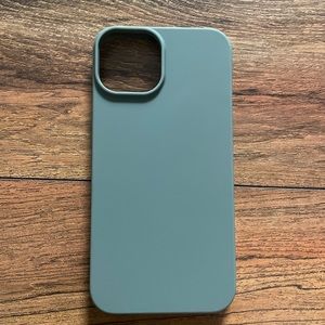Green iphone 13 case from H&M